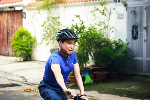 Ngọc Sơn đi xe đạp ôn lại kỷ niệm xưa