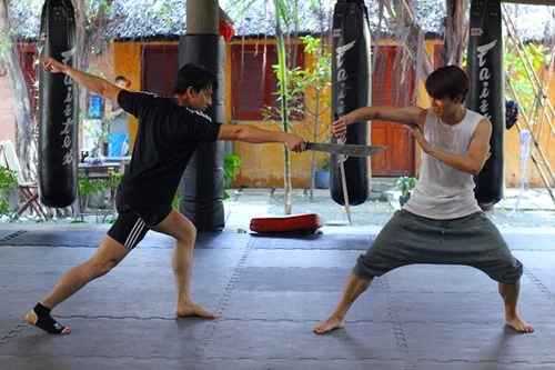 Nhóm 365 mướt mồ hôi trên sàn luyện võ cho phim "Tấm cám"