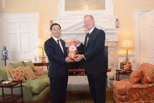 Chủ tịch UBND TP Nguyễn Thế Thảo thăm và làm việc tại London 