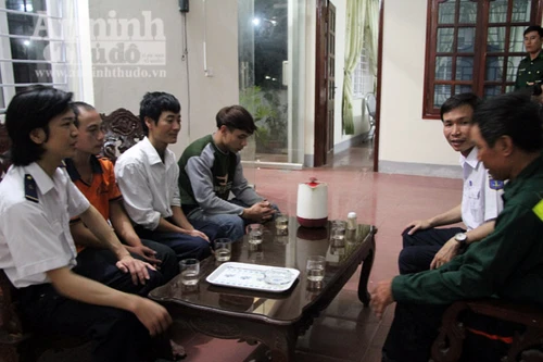 Sóng đánh chìm tàu chở than, 5 thuyền viên được cứu sống