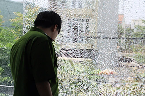 Audio 6-4-2016: Đạn bi sắt xuyên kính cường lực 10mm, găm trúng đầu chủ nhà 