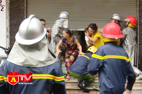 Cảm động hình ảnh lính PCCC băng mình qua lửa cứu người dân mắc kẹt