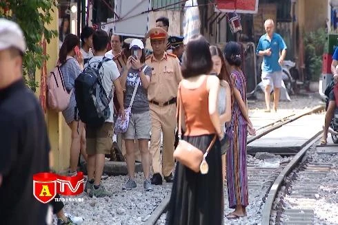 Ẩn họa tai nạn từ những quán cà phê đường tàu