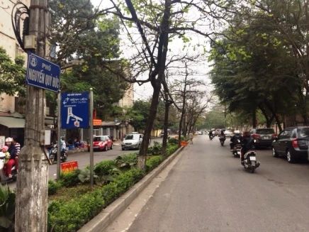 Quận Thanh Xuân kiên quyết giành lại vỉa hè cho người đi bộ