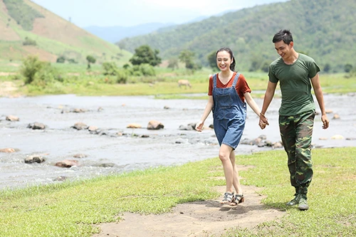 Angela Phương Trinh hạnh phúc nắm tay "người tình" Võ Cảnh 