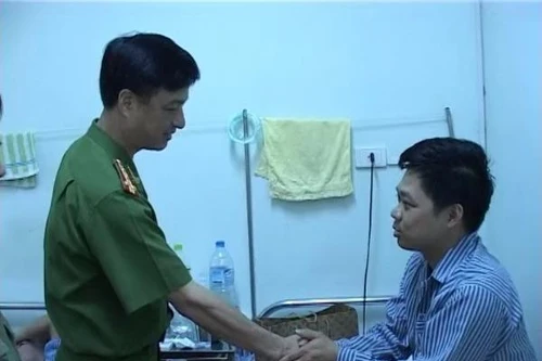 Lãnh đạo CATP thăm hỏi các cán bộ bị thương trong khi làm nhiệm vụ