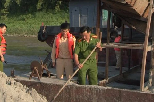 Bắt giữ 3 tàu khai thác cát trái phép trên sông Hồng