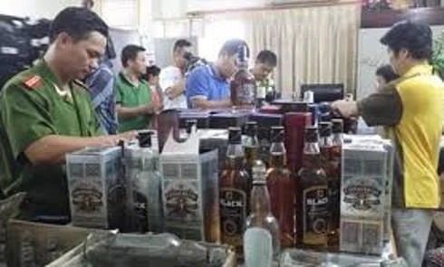 Cặp vợ chồng "đầu độc" người tiêu dùng bằng rượu Chivas giả