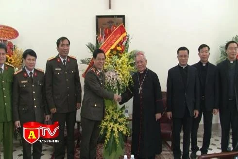 CATP Hà Nội chúc mừng lễ Giáng sinh các chức sắc công giáo