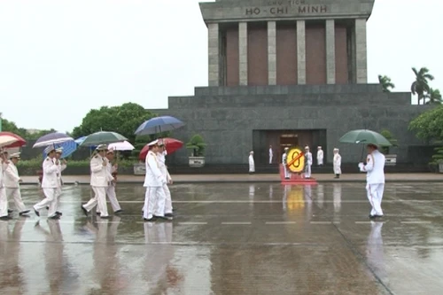 Lãnh đạo Bộ Công an và Bộ an ninh Lào vào lăng viếng Chủ tịch Hồ Chí Minh