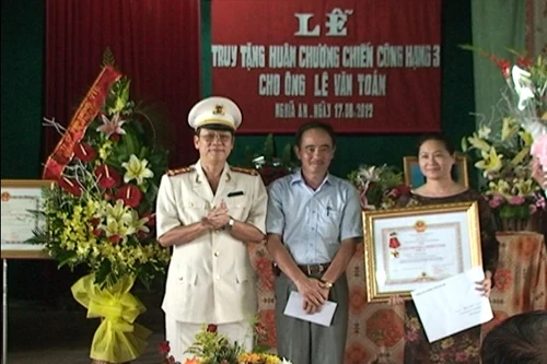 Truy tặng Huân chương Chiến công hạng Ba cho ông Lê Văn Toản 