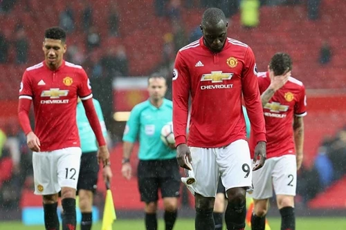 [ẢNH] Mourinho cay đắng, sao M.U thất thểu khi dâng cúp vô địch cho Man City