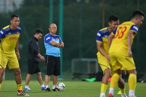 [ẢNH] Thầy Park đáp trả HLV Thái Lan, 'lên dây cót' cho học trò trước đại chiến