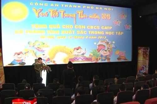 Gặp mặt, tặng quà cho con CBCS có thành tích học tập tốt