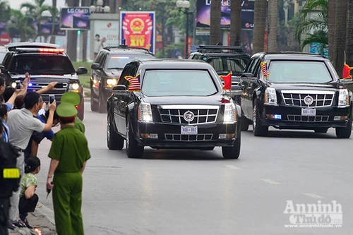 Cận cảnh dàn xe chuyên dụng, chống đạn chở Tổng thống Mỹ