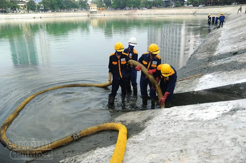 Khẩn trương xử lý tình trạng ô nhiễm, bốc mùi ở hồ Ngọc Khánh