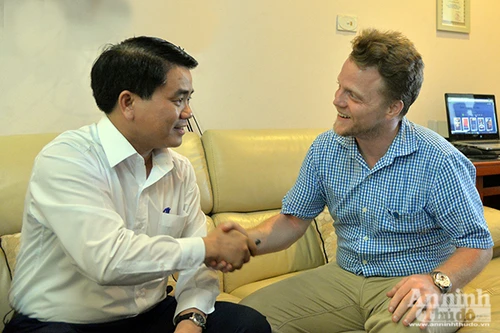 Chủ tịch UBND TP Hà Nội Nguyễn Đức Chung cảm ơn "ông tây" nhặt rác