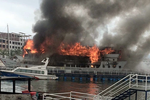 Quảng Ninh: Cháy tàu du lịch, 37 hành khách nhảy xuống biển thoát nạn