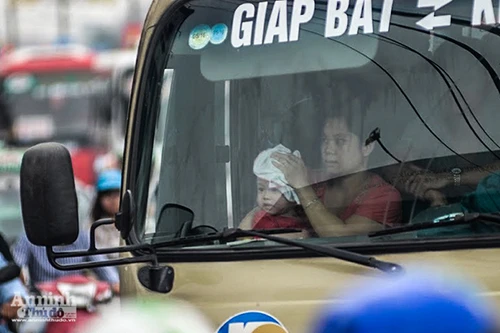 Dòng người mệt mỏi đổ về Thủ đô...