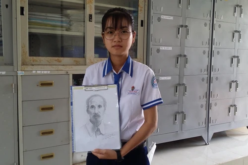 Nữ sinh trường làng vẽ chân dung Bác Hồ tặng nhà trường làm kỷ niệm