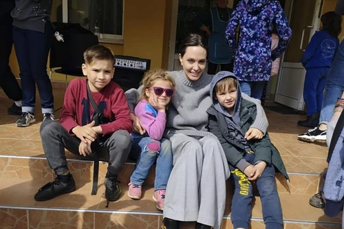 Đại sứ thiện chí, siêu sao điện ảnh Angelina Jolie bất ngờ thăm Ukraine
