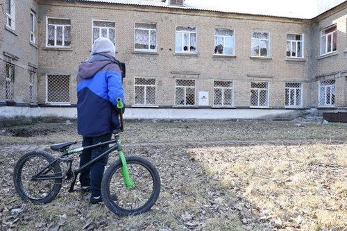 Học sinh Ukraine đến trường đeo nhãn dán ghi sẵn nhóm máu