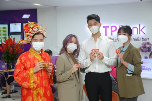 Nhiều bạn trẻ mua vàng chiêu lộc Ngày Thần Tài