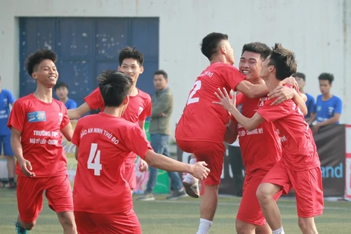 [ẢNH] Hạ trường Chuyên Nguyễn Huệ, THPT Ngô Sỹ Liên viết tiếp chuyện cổ tích