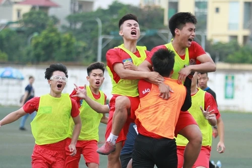 [ẢNH] Thủ môn cản 3 quả pen, THPT Lê Văn Thiêm nghẹt thở vào bán kết