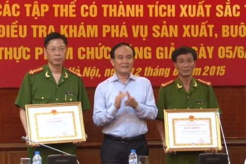 Tuyên dương 2 đơn vị CATP về thành tích phát hiện thu giữ 20 tấn thực phẩm chức năng giả