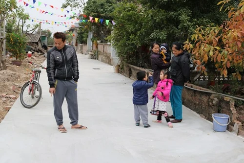 Đường vừa làm xong đã… nứt