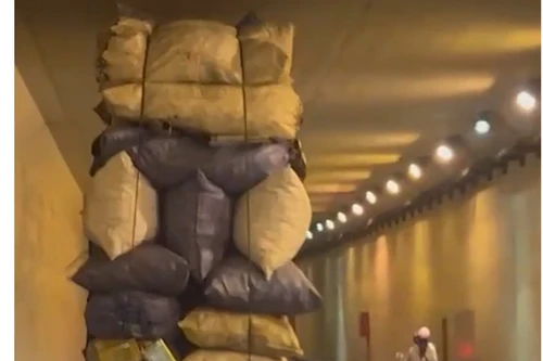 Ngao ngán xe chở phế liệu chất cao gần chạm nóc hầm chui Thanh Xuân