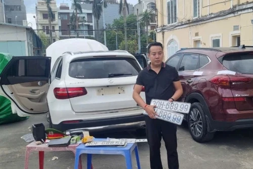 Chiếc Mercedes-Benz biển số 30H- 689.99 và vị Công an 'rởm'