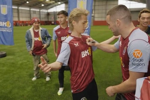 Jack – J97 tự hào khi được mời sang tham quan và giao lưu với CLB bóng đá Ngoại hạng Anh