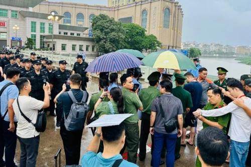 Bàn giao 'lô' 19 người Trung Quốc bị truy nã về tội hoạt động lừa đảo tín dụng