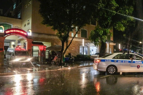 Cảnh sát giao thông Hà Nội và hành trình 12 giờ bảo đảm an toàn "món quà của lòng nhân ái"