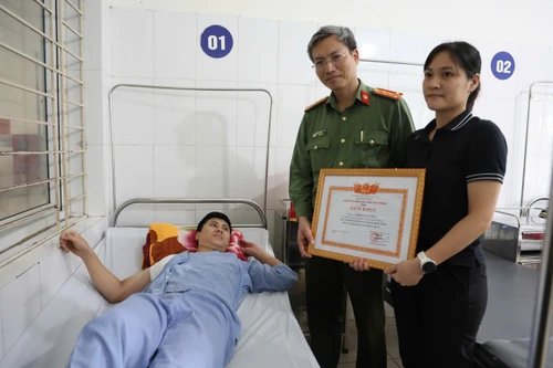 Khen thưởng đột xuất cán bộ Công an xã bị thương trong phòng chống lũ