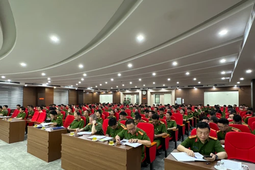 Nâng cao bản lĩnh chính trị cho từng cán bộ, chiến sỹ