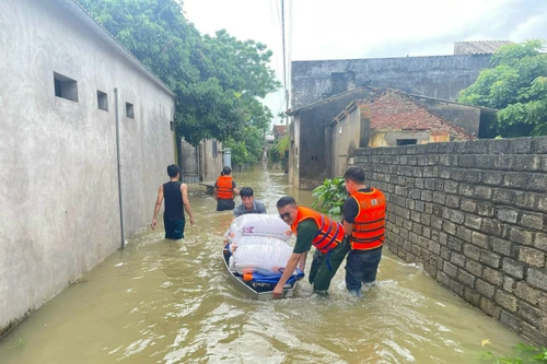 Công an vùng ‘rốn lũ’ ở Hà Nội hỗ trợ người dân lúc khốn khó
