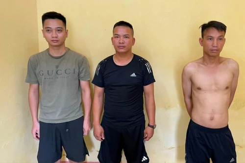 Ba gã trai chui trong xe ô tô để 'bay lắc'