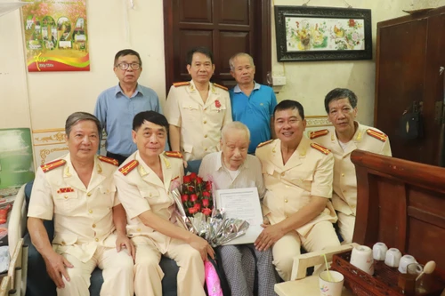 Đại tá Nguyễn Thanh Đức, nguyên Phó Giám đốc Công an Hà Nội tham gia Hội cựu Công an nhân dân quận Hai Bà Trưng