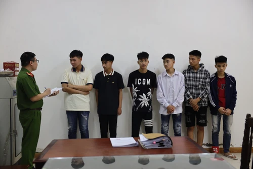 Liên tiếp dùng vỏ chai bia gây hấn với 2 nhóm đối thủ trên đường phố