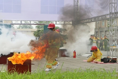 Sôi nổi Hội thi nghiệp vụ chữa cháy và cứu nạn, cứu hộ của các “Tổ liên gia an toàn PCCC” 