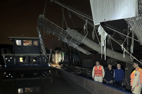 Tóm gọn tàu và 5 thuyền viên đang khai thác cát trái phép trên sông Hồng