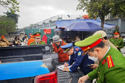 Kiểm tra, xử lý vi phạm hàng loạt ‘điểm nóng’ trật tự đô thị
