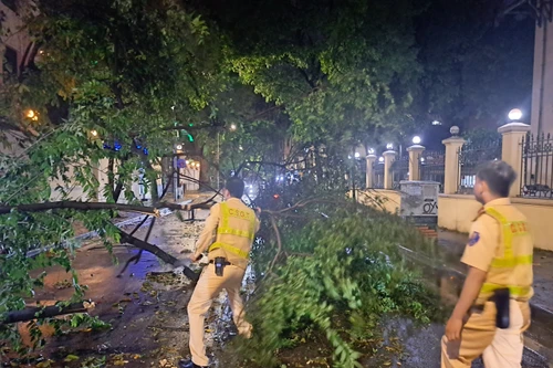 Lực lượng Công an ứng trực kịp thời suốt trận mưa giông dữ dội tối 20-4 tại Hà Nội