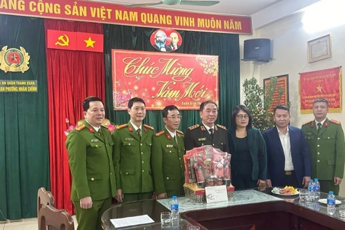 Thứ trưởng Trần Quốc Tỏ kiểm tra công tác đảm bảo an ninh trật tự và chúc Tết Công an phường Nhân Chính