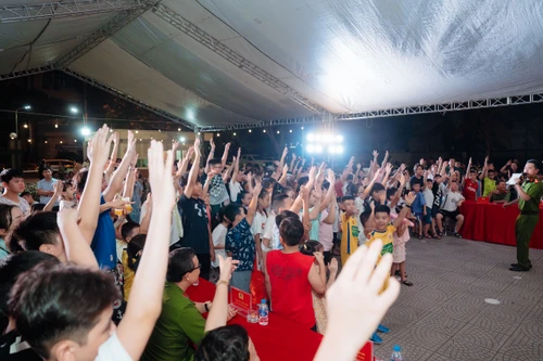 Gặp mặt, chúc mừng 1.300 con em cán bộ, chiến sỹ nhân dịp hè 2024