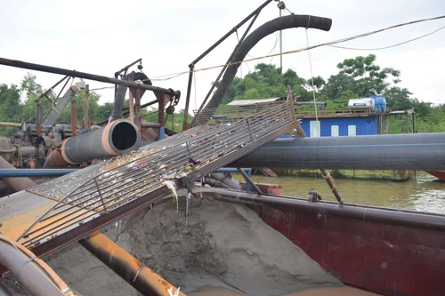 Khởi tố 7 đối tượng trong vụ hút cát trái phép trên sông Hồng 