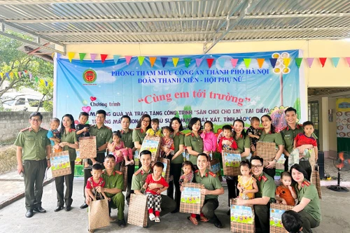 Nghĩa tình chiến sỹ Công an Hà Nội với người dân và đồng đội nơi biên cương